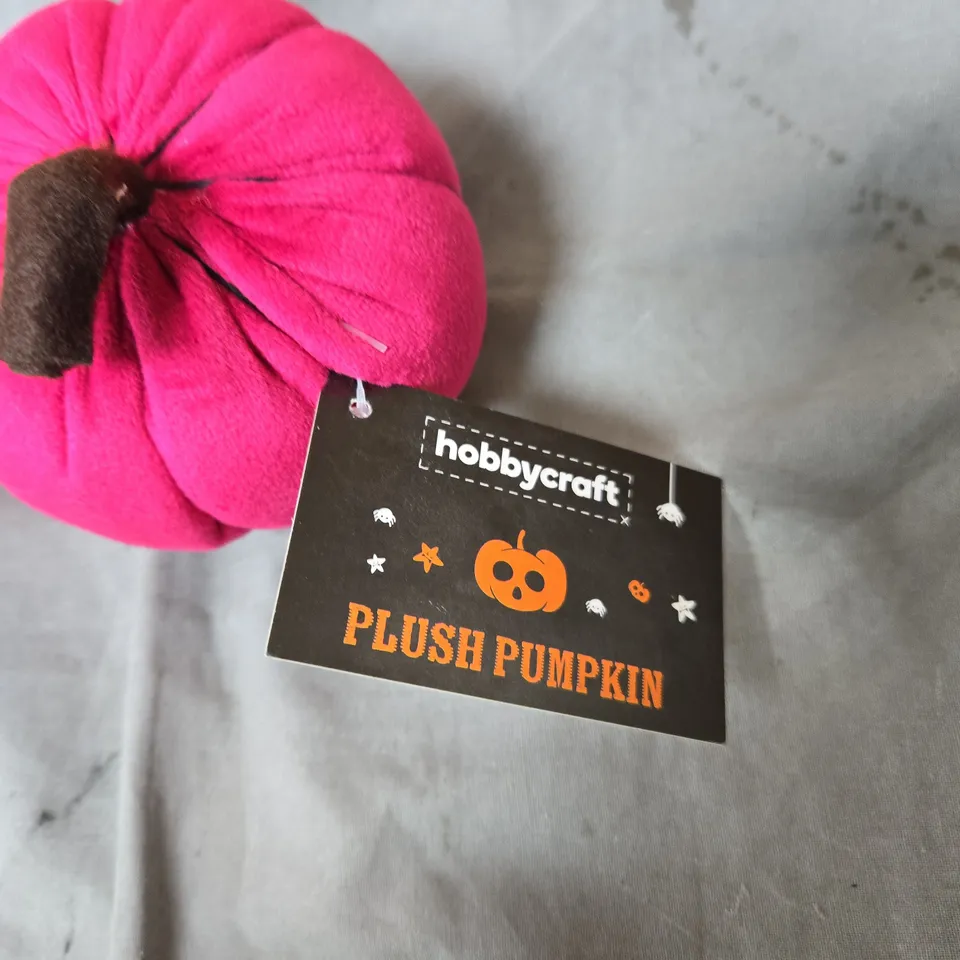 BOX OF APPROXIMATELY 200 HOBBYCRAFT PLUSH PUMPKINS – PINK, DECORATIVE ORNAMENTS