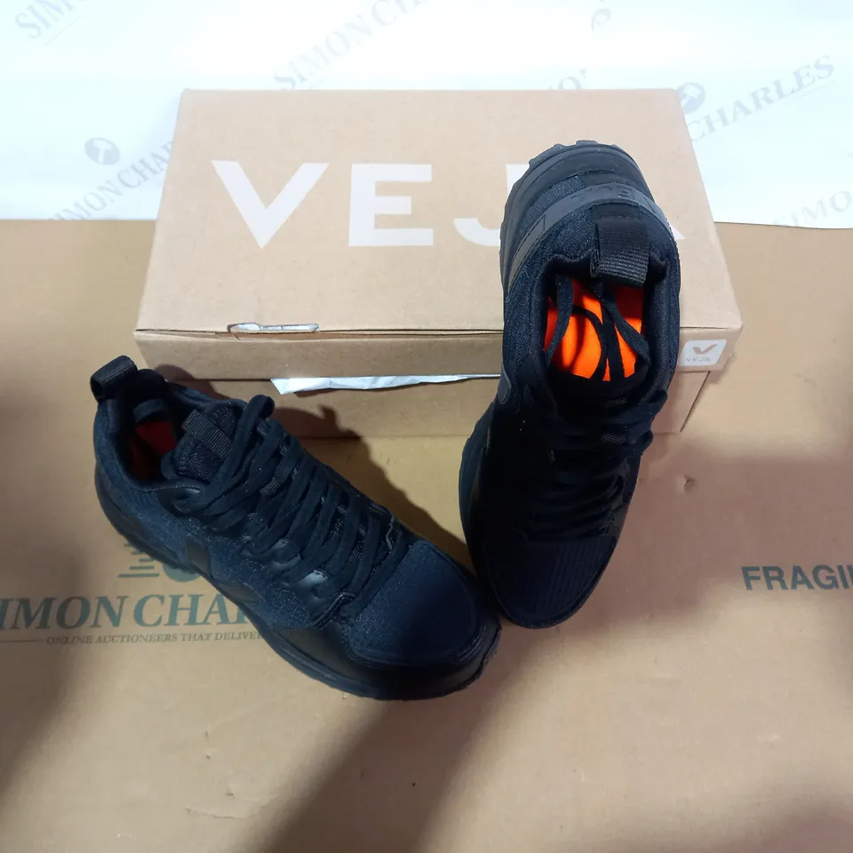 BOXED PAIR OF VEJA BLACK TRAINERS SIZE 5