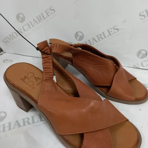 PAIR OF MODA IN PELLE LASSANDRA SANDALS IN TAN SIZE 6
