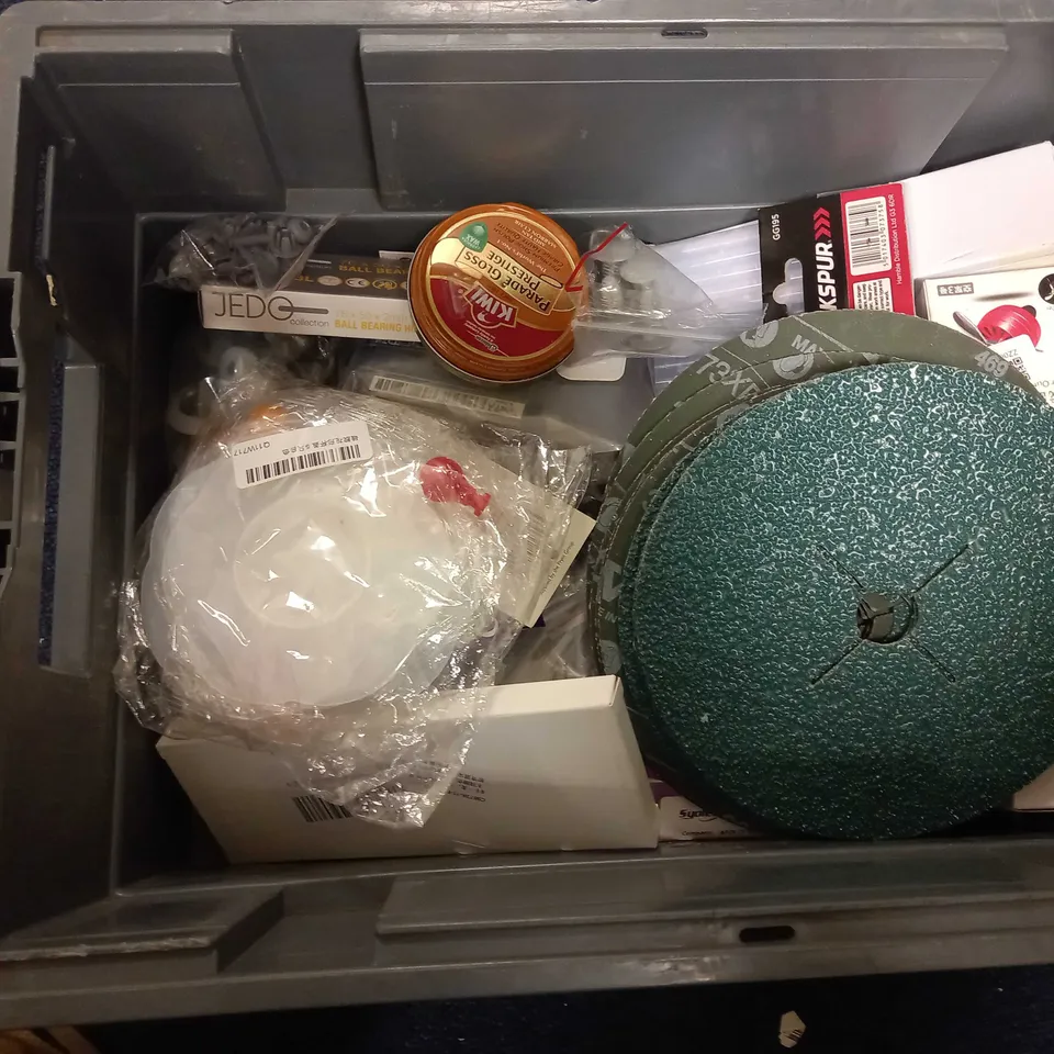 LOT OF ASSORTED HOUSEHOLD GOODS TO INCLUDE BLACKSPUR GLUE GUN, LCD WRITING TABLET, AND GHOSTLY VANILLA WAX MELTS ETC.
