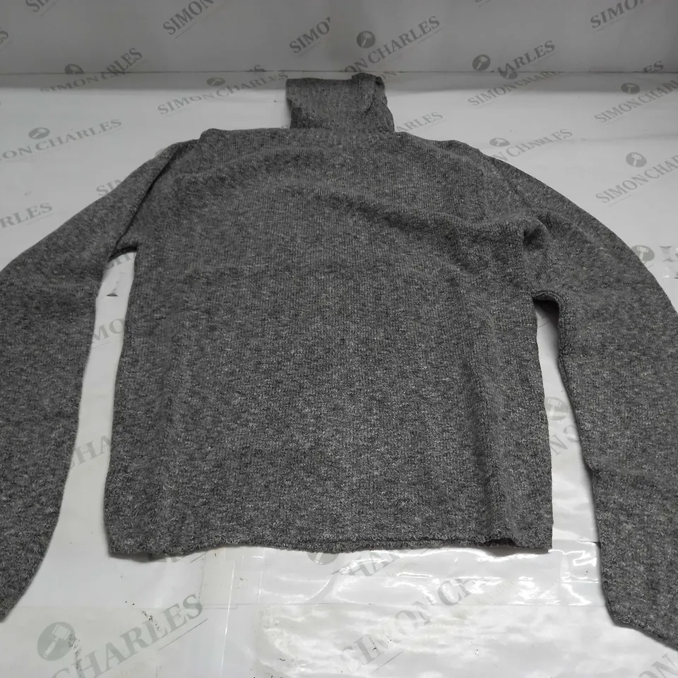 APPROXIMATELY 10 ASSORTED CLOTHING ITEMS IN VARIOUS SIZES AND COLOURS TO INCLUDE JUMPERS, SWEATERS, ETC