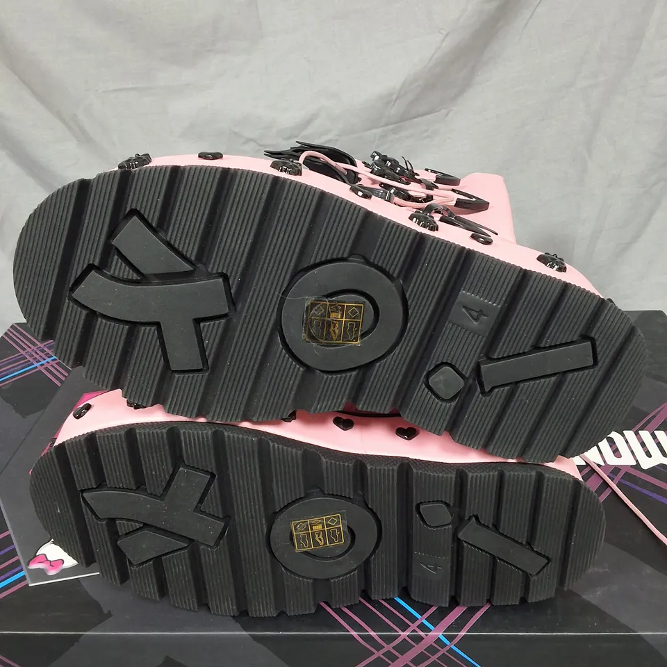 BOXED KOI MONSTER HIGH COUNT FABULOUS LONG BOOTS IN PINK - UK 4