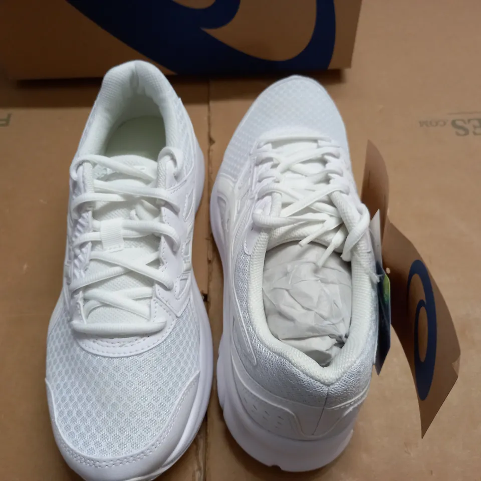 BOXED BRAND NEW JOLT 3 MENS TRAINERS IN WHITE - UK 6