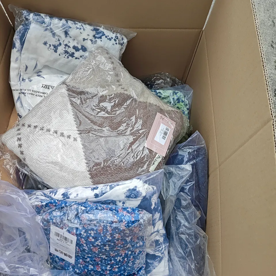 BOX OF APPROXIMATELY 30 ASSORTED CLOTHING ITEMS IN VARIOUS STYLES , SIZES AND COLOURS 