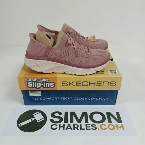 BOXED PAIR OF SKECHERS D'LUX WALKER 2.0 TRAINERS IN PURPLE - UK 6