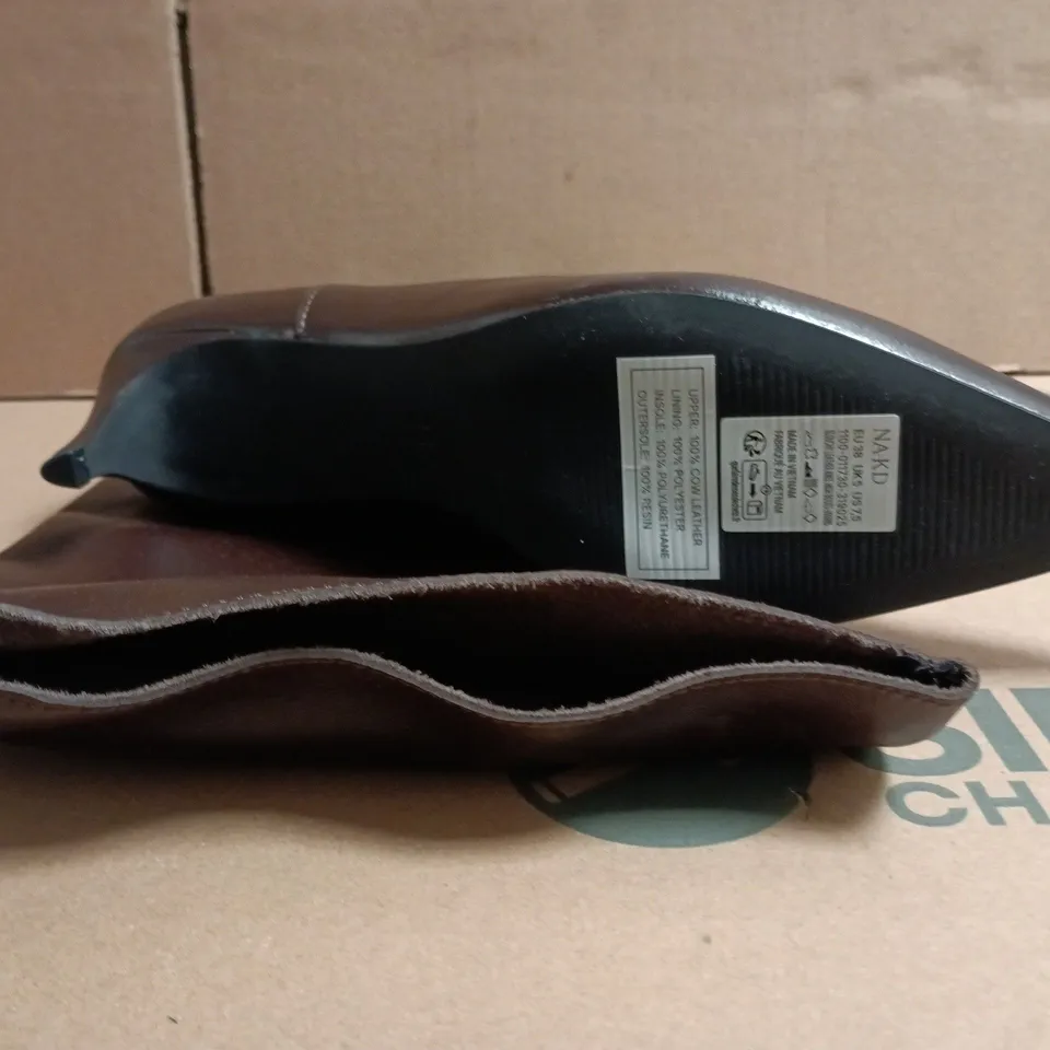 PAIR OF NA-KD POINTED TOE MID STILETTO HEEL KNEE-HIGH BOOTS IN CHOCOLATE SIZE UK 5