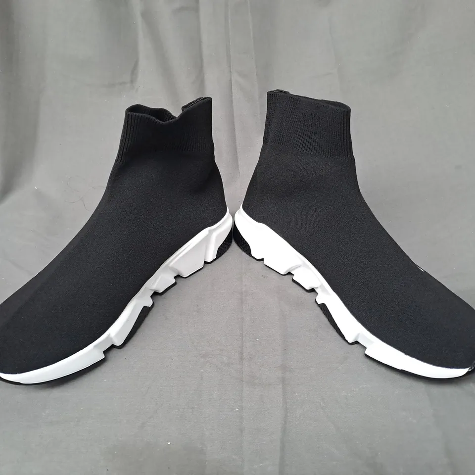 BOXED PAIR OF BALENCIAGA SHOES IN BLACK EU SIZE 41