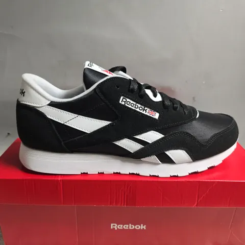 BOXED PAIR OF REEBOK CLASSIC NYLON MENS RUNNING SHOES IN BLACK - UK 11