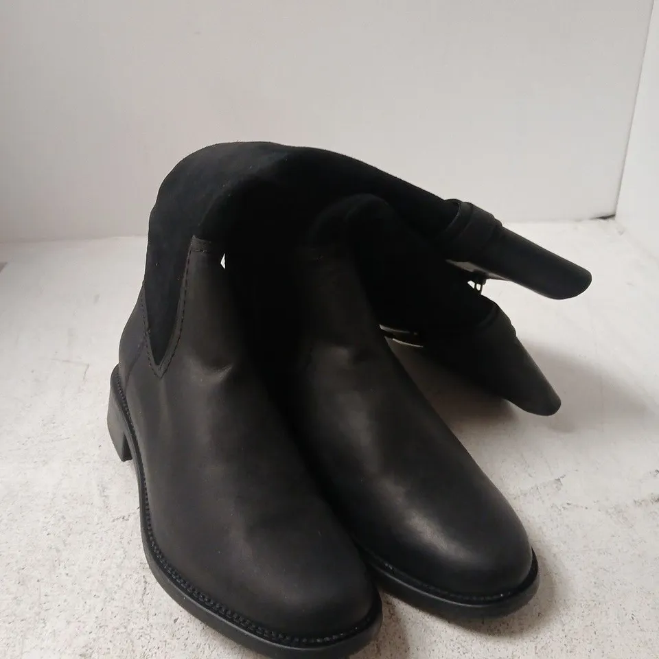 CLARKS BLACK LEATHER ANKLE BOOTS – UK 8.5