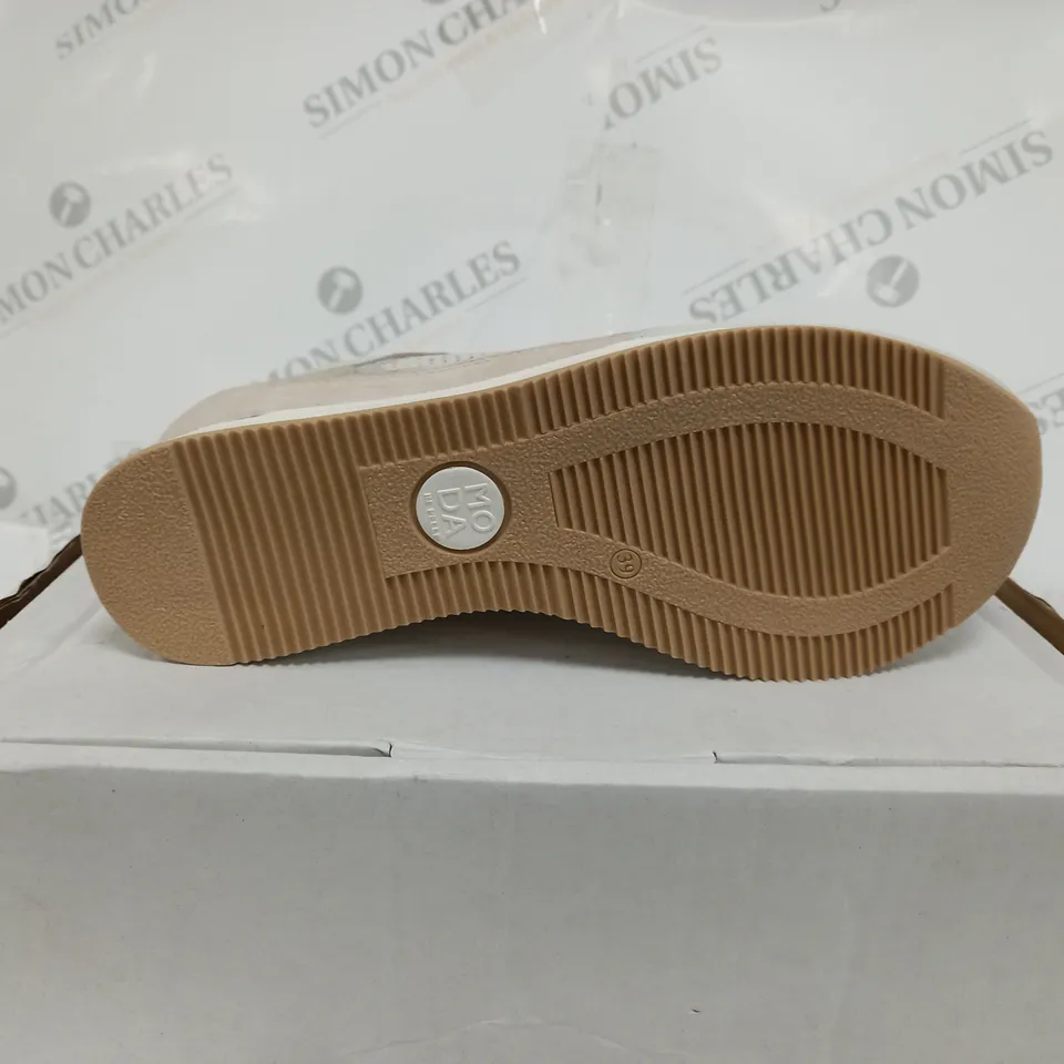 MODA IN PELLE AVERY WEDGE TRAINER - SIZE 6