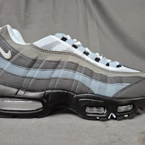 BOXED PAIR OF NIKE AIR MAX 95 TT SHOES IN WHITE/GREY UK SIZE 6