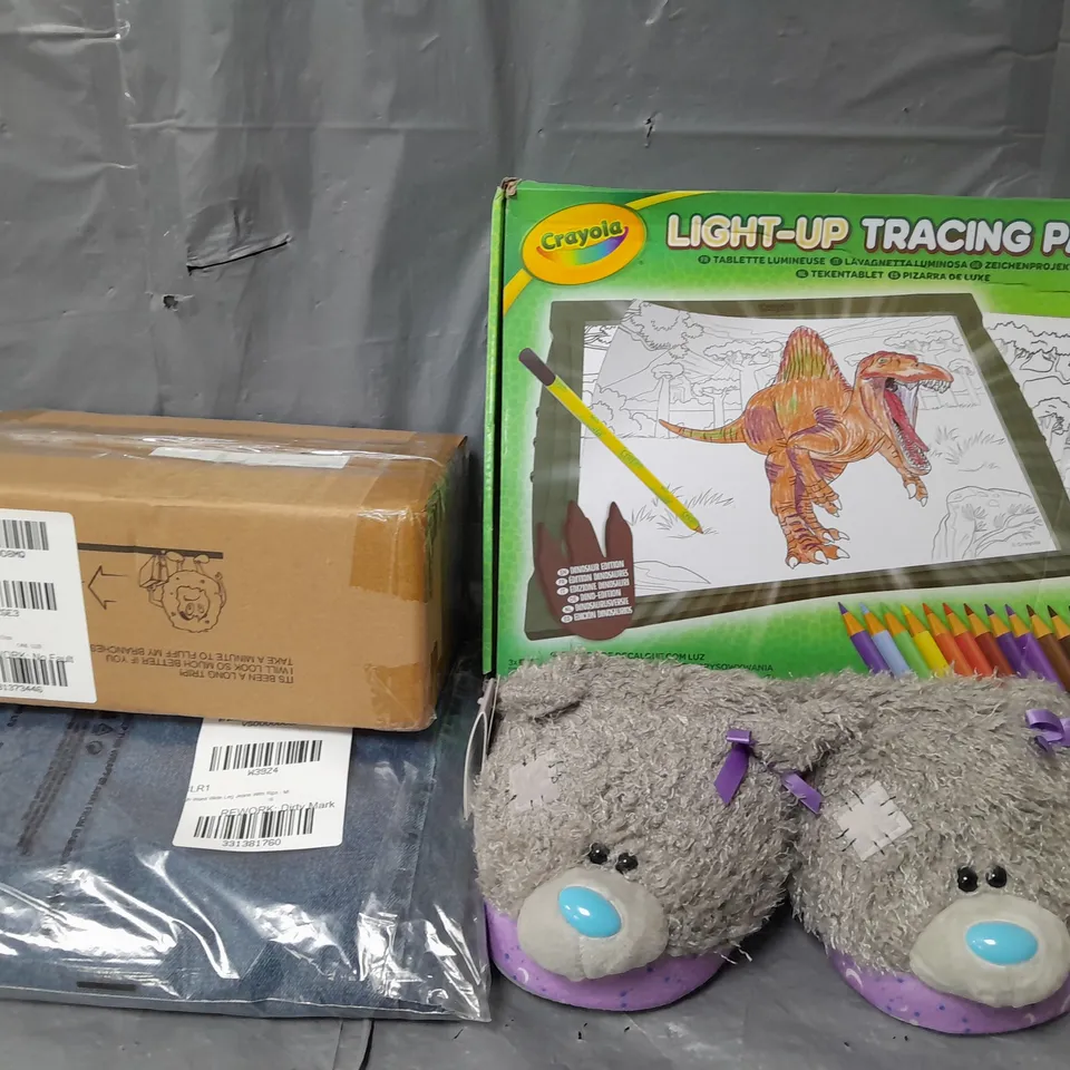 APPROXIMATELY 5 ASSORTED ITEMS TO INCLUDE CRAYOLA LIGHT-UP TRACING PAD, SLIPPERS, JEANS, ETC