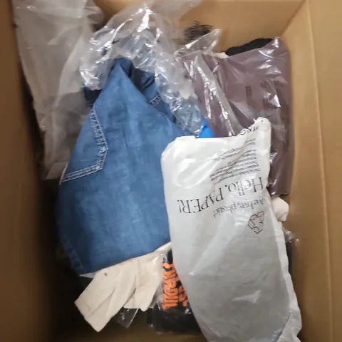 APPROXIMATELY 20 ASSORTED CLOTHING ITEMS IN VARIOUS SIZES, STYLES AND COLOURS
