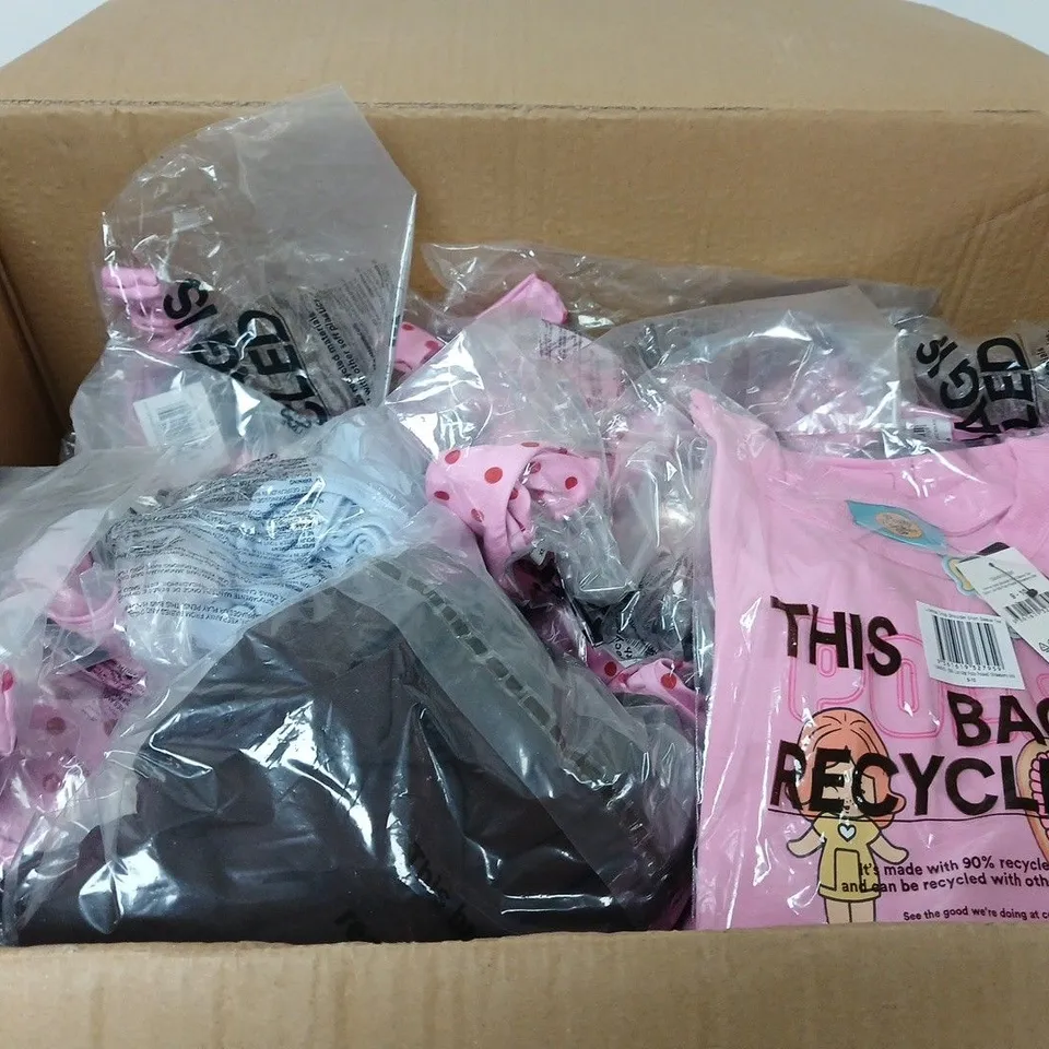 BOX OF APPROXIMATELY 20 ASSORTED CLOTHING ITEMS IN VARIOUS STYLES , SIZES AND COLORS
