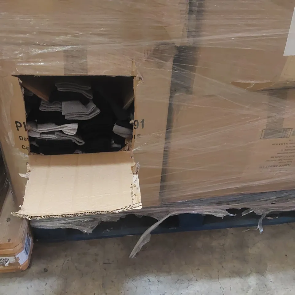 PALLET CONTAINING A VERY LARGE QUANTITY OF ASSORTED SOCKS