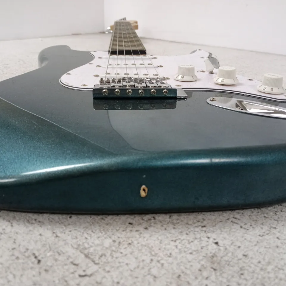 MAX MUSIC ELECTRIC GUITAR – STRAT-STYLE, TEAL METALLIC BODY