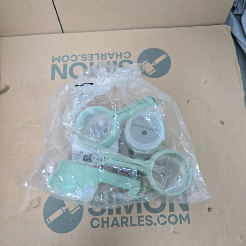 BOX OF APPROXIMATELY 12 ASSORTED ITEMS TO INCLUDE: POUR AND STORE BAG CLIPS 