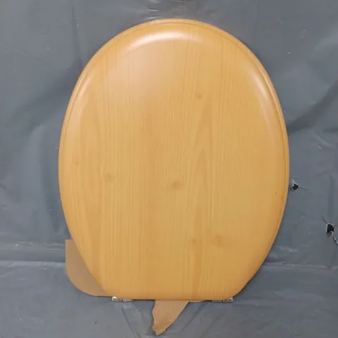 BOXED HOME PINE EFFECT TOILET SEAT
