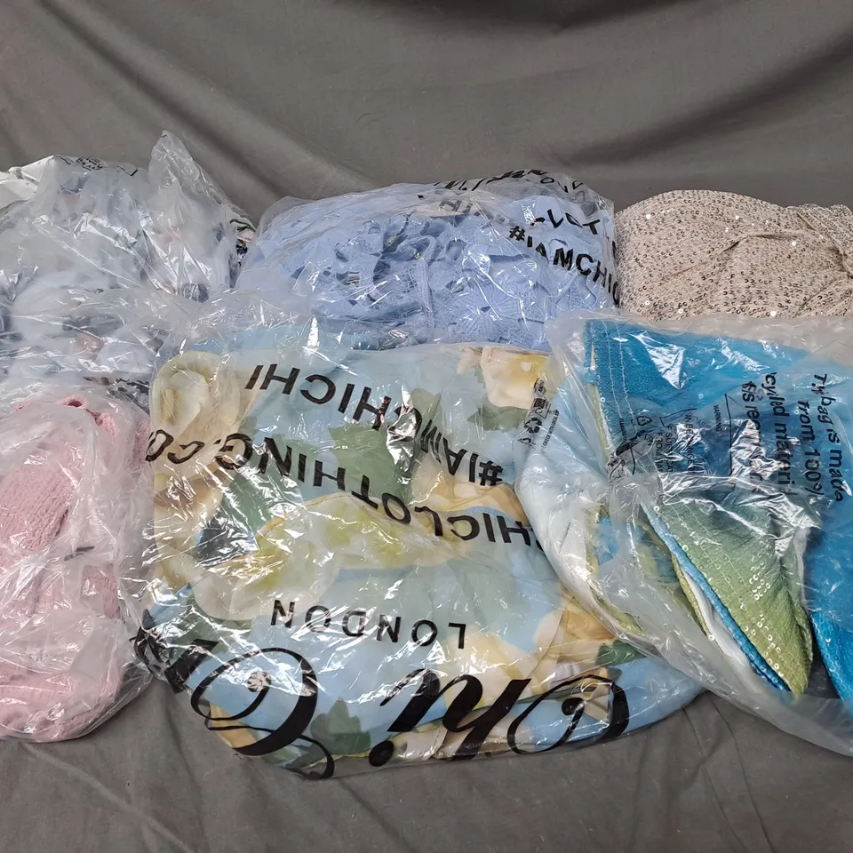 APPROXIMATELY 20 ASSORTED CLOTHING ITEMS IN VARIOUS STYLES AND SIZES 