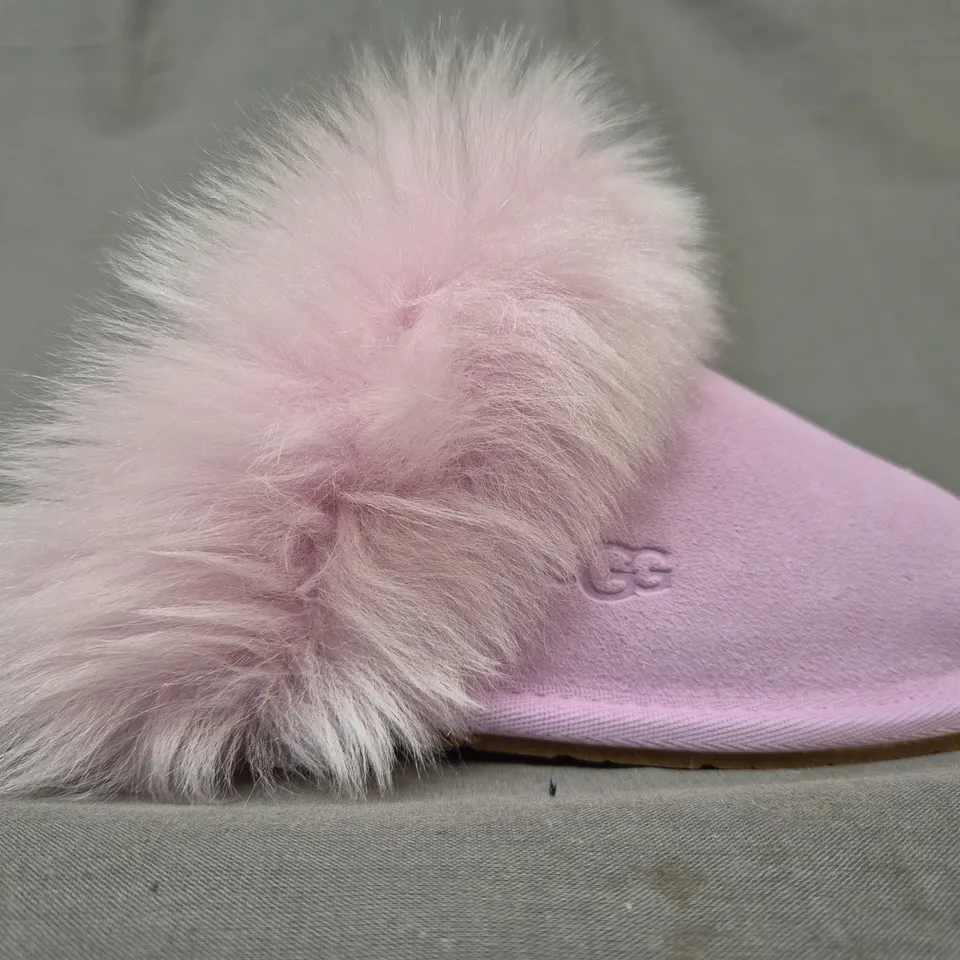 BOXED PAIR OF UGG SLIPPERS IN PINK UK SIZE 4