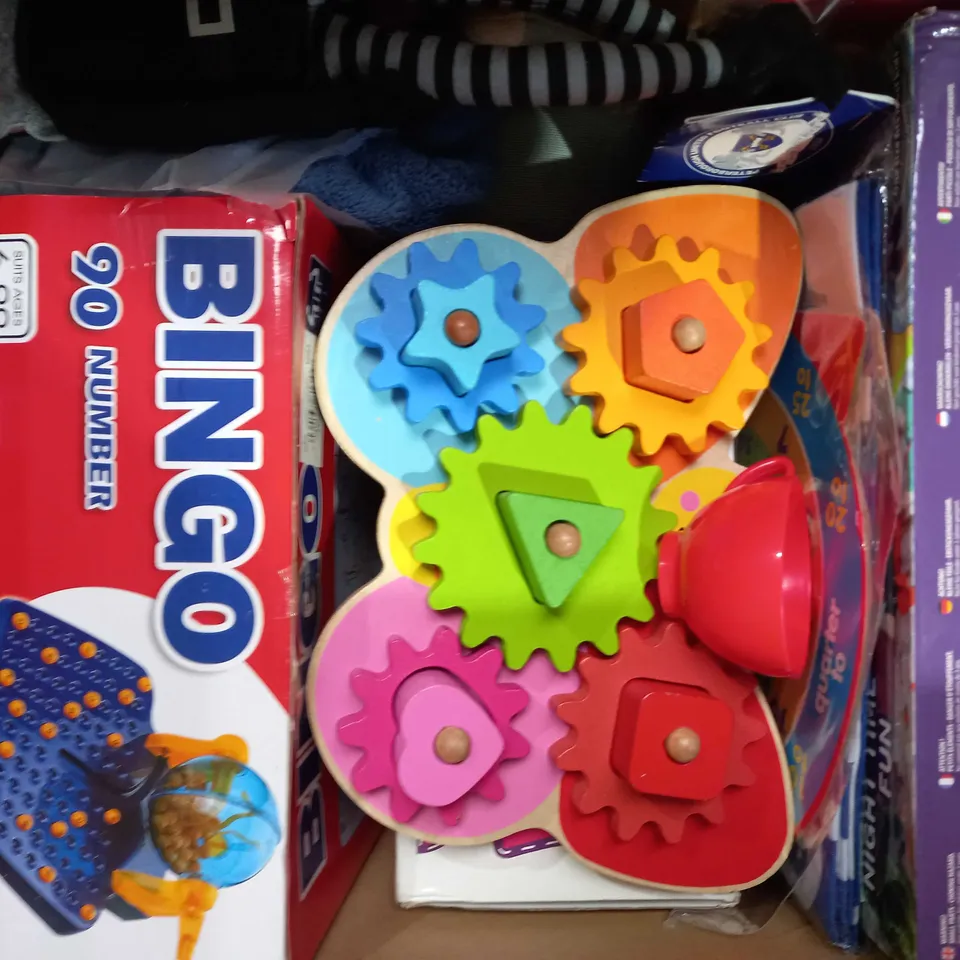 BOX OF APPROXIMATELY 10 ASSORTED TOYS AND GAMES TO INCLUDE CLANGERS STICKER SET, SOFT FLAMINGO PLUSH TOY, LONDON MOLE REAING GLASSES, ETC