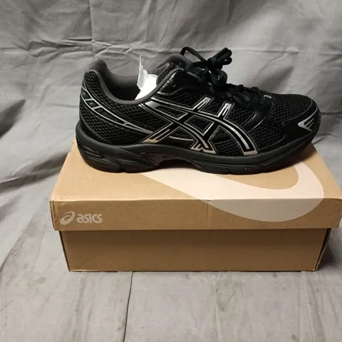 BOXED PAIR OF ASICS GEL-1130 RUNNING SHOES - BLACK & PURE SILVER, UK 9 (US 10)