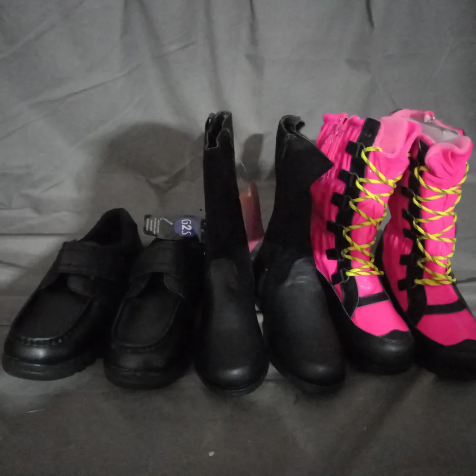 APPROXIMATELY 10 PAIRS OF ASSORTED KIDS SHOES IN VARIOUS STYLES AND SIZES 