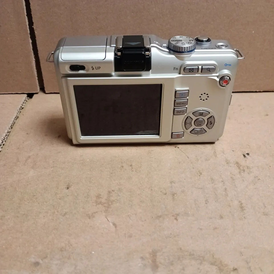 OLYMPUS E PL1 ZOOM LENS KIT OLYMPUS PEN NEW GENERATION SYSTEM CAMERAS BOXED WITH ACCESSORIES