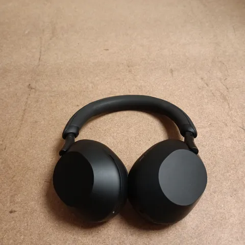 SONY BLACK HEADPHONES IN CASE