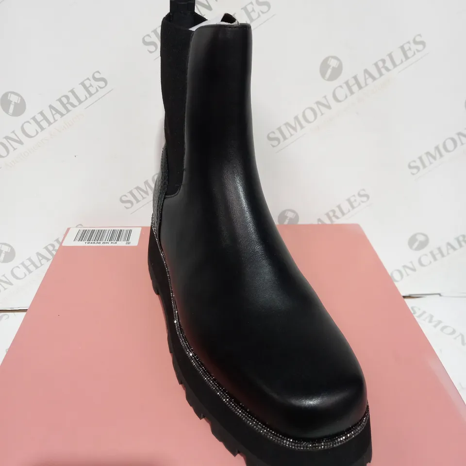 BOXED MODA IN PELLE GERRI LEATHER EMBELLISHED SQUARE TO CHELSEA BOOT - SIZE 8