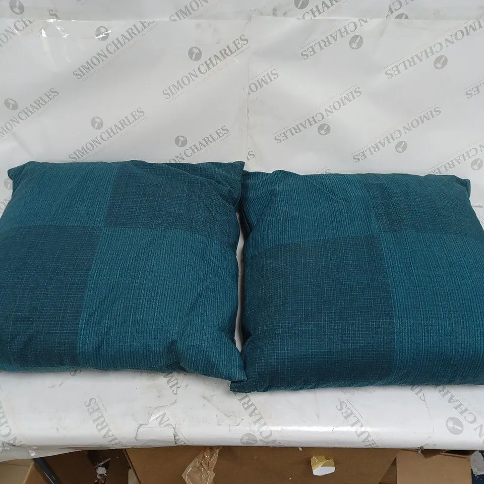 LOT OF 10 CUSHIONS IN VARIED COLOURS AND PATTERNS TO INCLUDE BLUE, STARRED, AND BLACK AND WHITE ETC. 