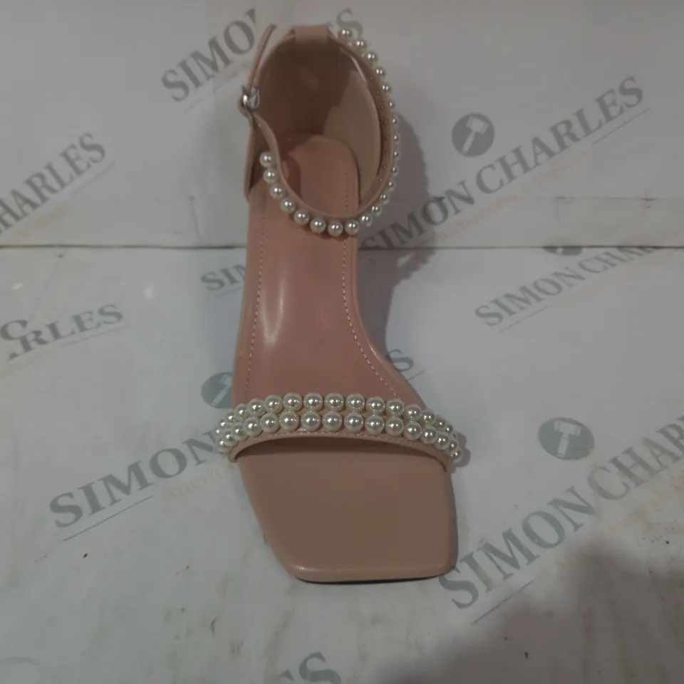 BOXED PAIR OF DESIGNER OPEN TOE BLOCK HEEL SANDALS IN PALE PINK W. PEARL EFFECT DETAIL EU SIZE 39