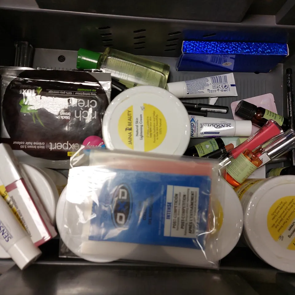 BOX OF APPROX 20 COSMETIC ITEMS TO INCLUDE SOON JUNG BARRIER CREAM, CATH KIDSTON HAND CREAM, JAINA BEAUTY GLOW BUTTER