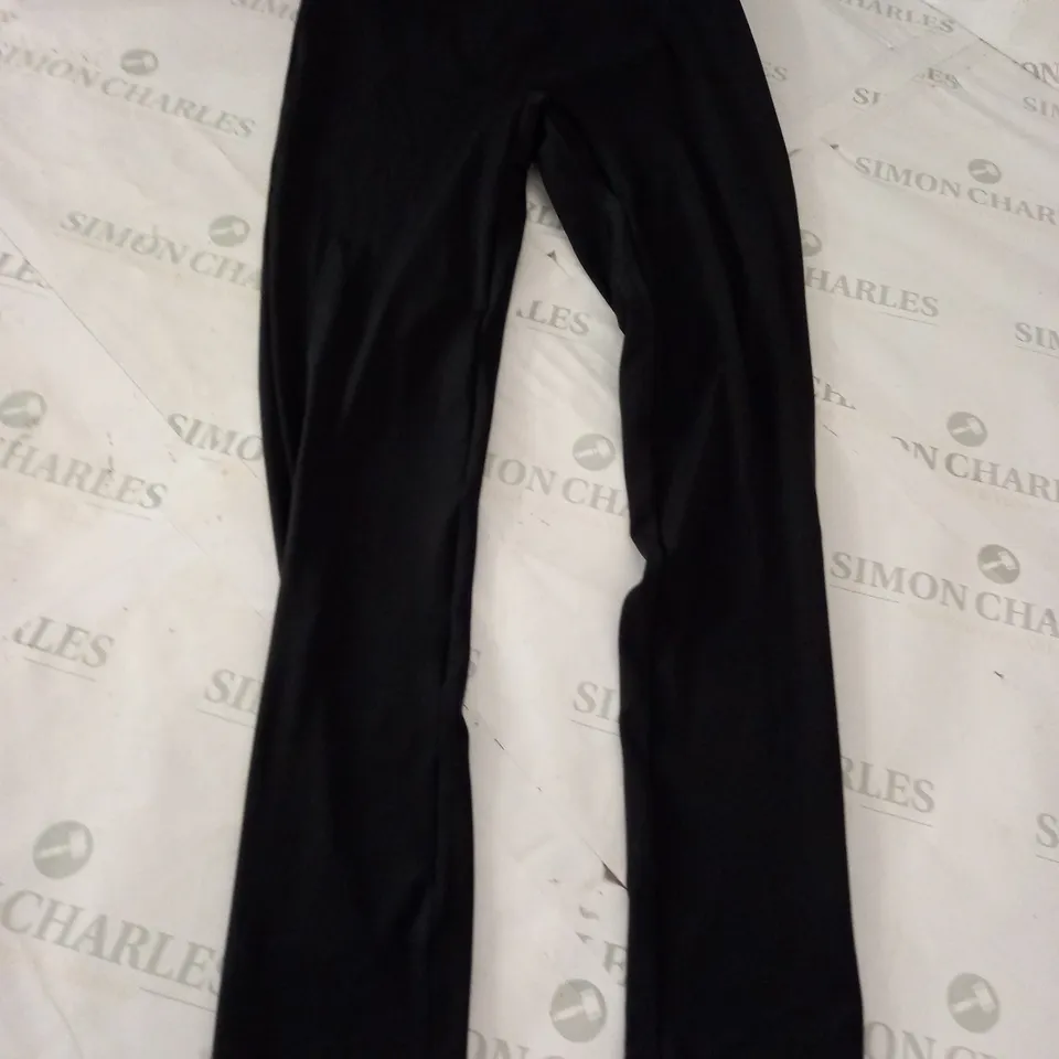GYMSHARK LEGGING PANTS IN BLACK - MEDIUM