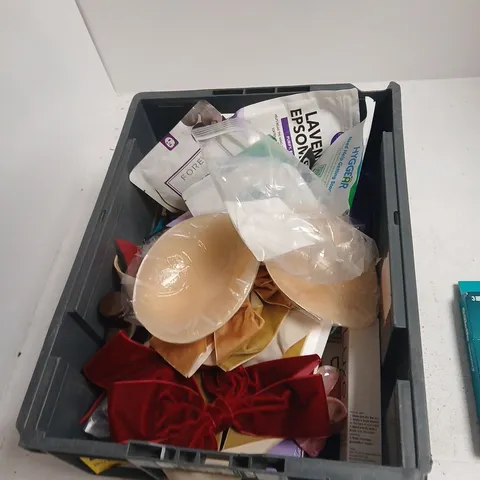 TOTE OF APPROXIMATELY 20 ASSORTED COSMETICS TO INCLUDE: GILLETTE MACH 3
