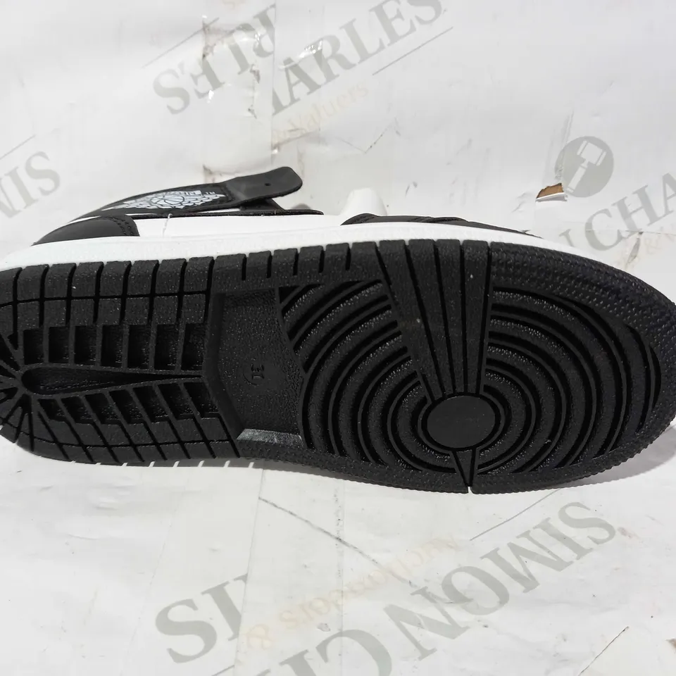 BOXED PAIR OF NIKE AIR JORDAN CHILDREN'S SHOES IN BLACK/WHITE EU SIZE 31