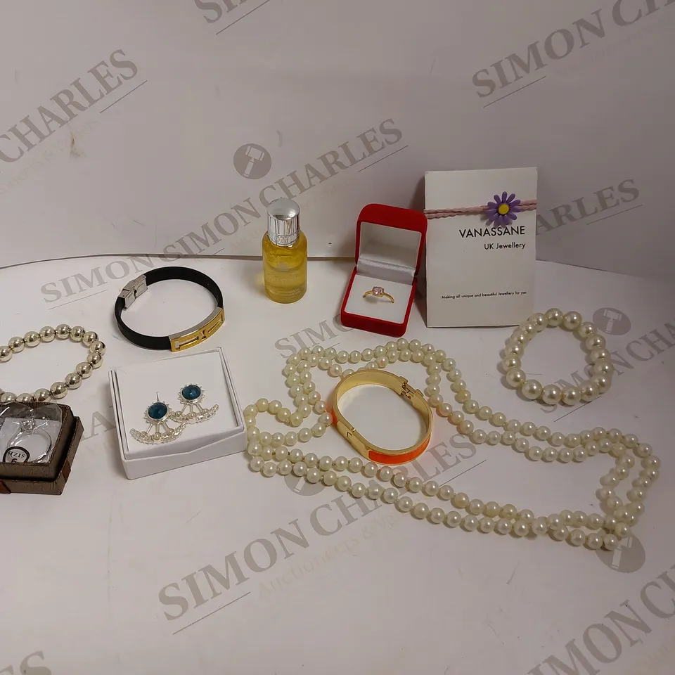 BOX OF APPROX 20 ASSORTED JEWELLERY ITEMS TO INCLUDE RINGS, BRACELETS AND NECKLACES