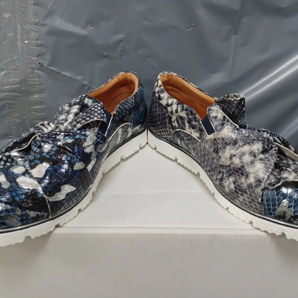 BOXED MODA IN PELLE ANETTE LEATHER BOW TWIST UPPER WITH FLEX SOLE TRAINERS IN NAVY METALLIC SNAKE - SIZE 7