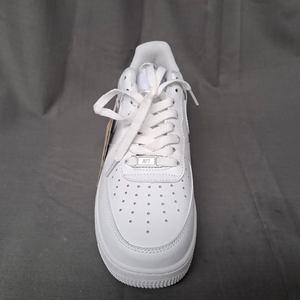 PAIR OF NIKE AIR FORCE 1 SHOES IN WHITE UK SIZE 6.5