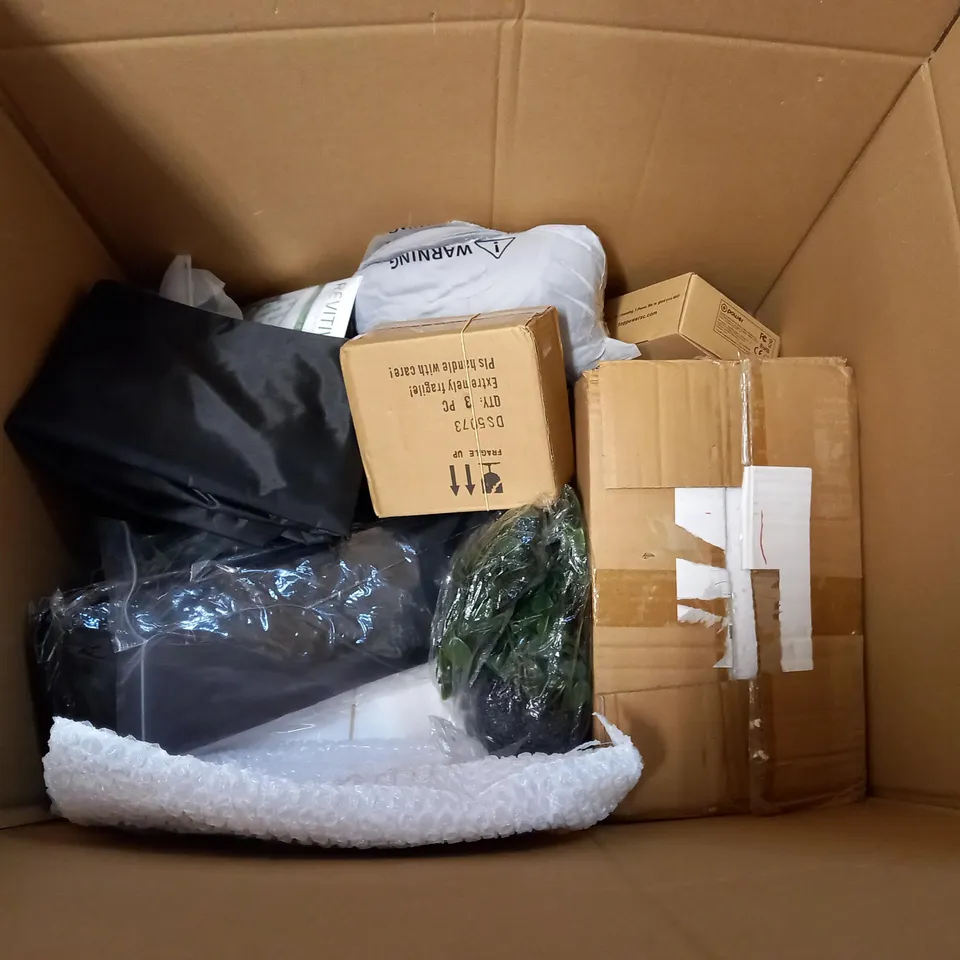 LARGE BOX OF APPROXIMATELY 20 ASSORTED HOUSEHOLD ITEMS TO INCLUDE: METAL BASKETS, HANGING BASKET ARTIFICIAL INSERTS, MINI FAN