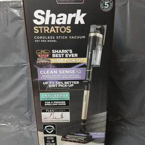 BOXED SHARK STRATOS CORDLESS STICK VACUUM CLEANER WITH ANTI HAIR-WRAP 