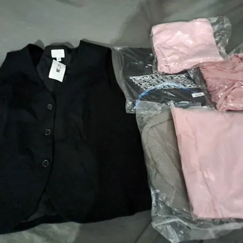 APPROXIMATELY 25 ASSORTED CLOTHING ITEMS IN VARIOUS SIZES TO INCLUDE WAISTCOAT, TOPS, PANTS, ETC