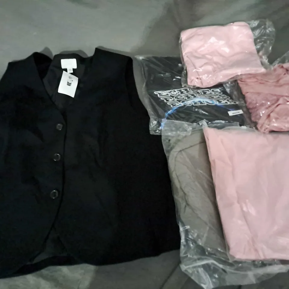 APPROXIMATELY 25 ASSORTED CLOTHING ITEMS IN VARIOUS SIZES TO INCLUDE WAISTCOAT, TOPS, PANTS, ETC