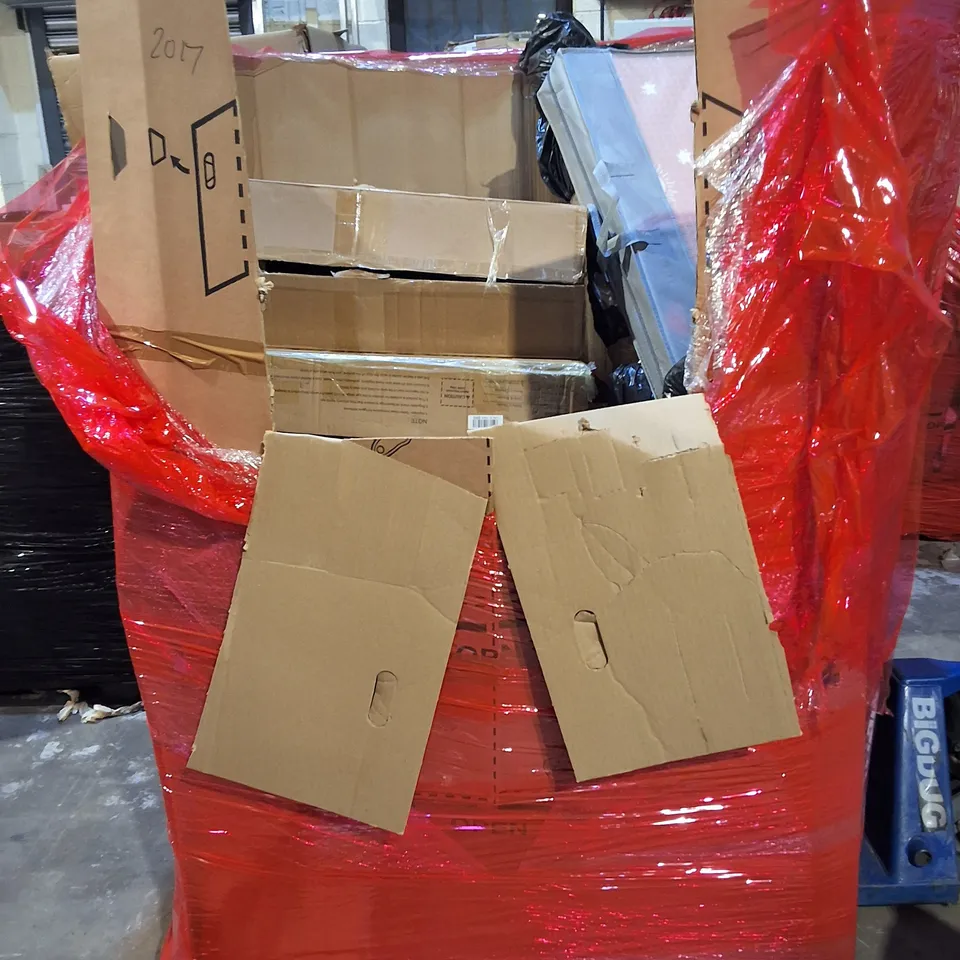 PALLET OF ASSORTED HOUSEHOLD ITEMS TO INCLUDE FOLDING G CHAIR, COOKWARE AND MATTRESS PADS