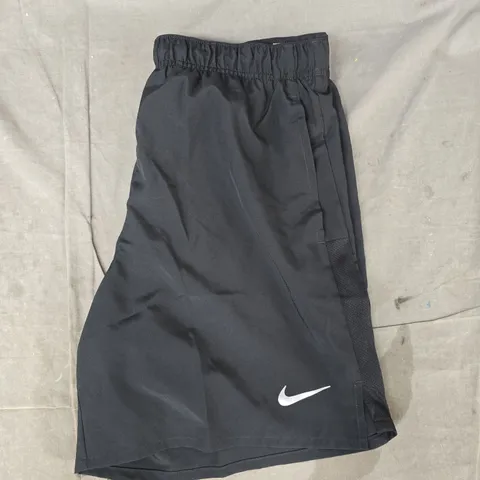 NIKE CHALLENGER SHORTS IN BLACK SIZE MEDIUM
