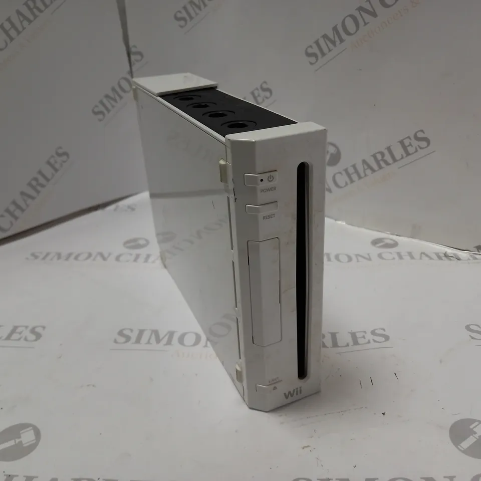 NINTENDO WII GAMES CONSOLE IN WHITE