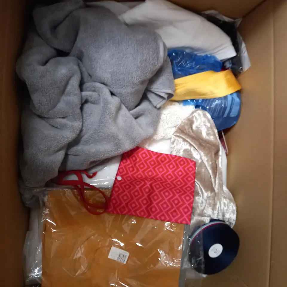 LARGE QUANTITY OF ASSORTED HOME FABRIC ITEMS TO INCLUDE CUSHION COVERS AND TOWELS