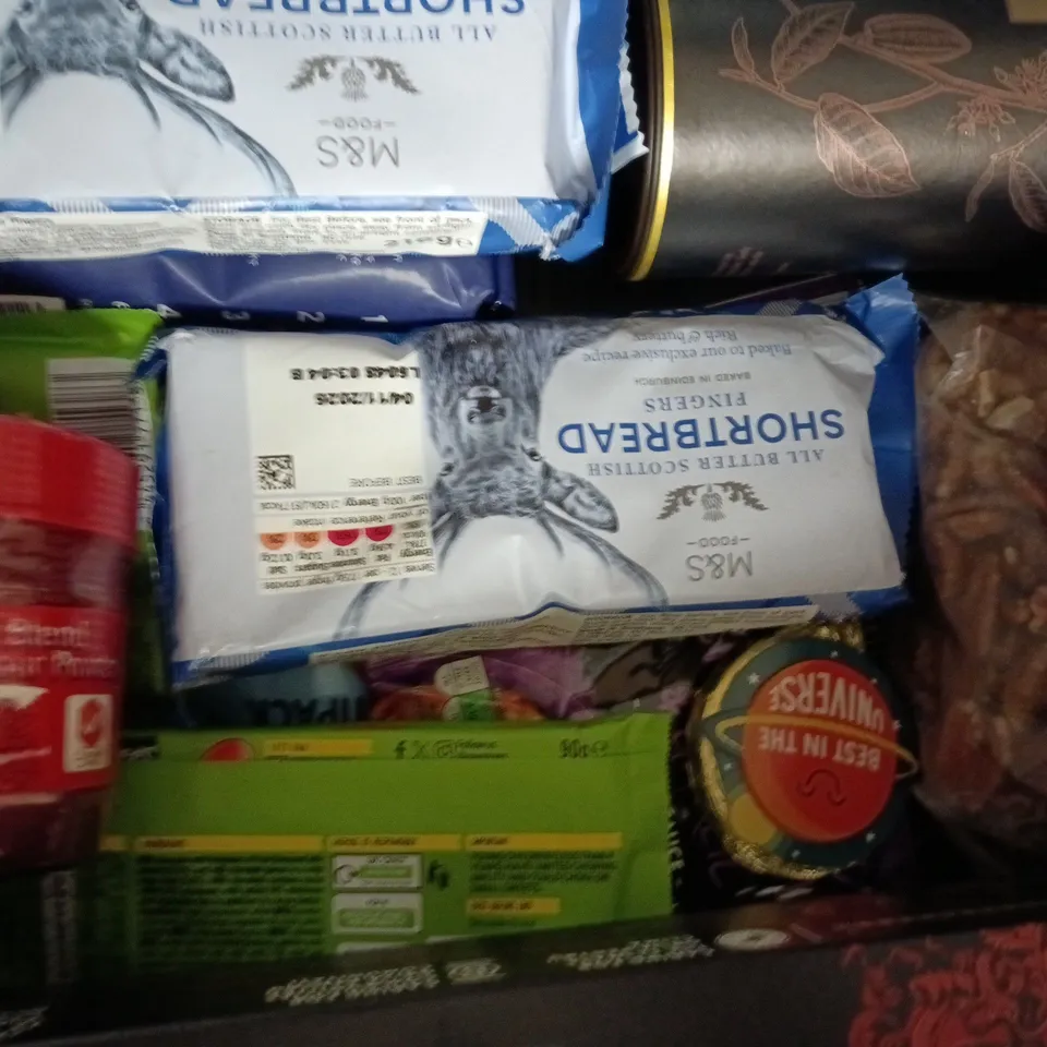 APPROXIMATELY 10 ASSORTED FOOD AND DRINK ITEMS TO INCLUDE LINDT EXCELLENCE, TOMATO PURÉE, ETC