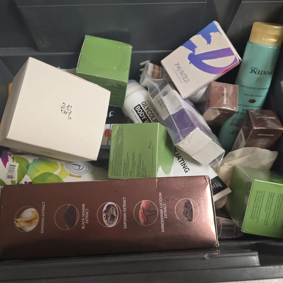 APPROXIMATELY 15 ASSORTED HEALTH & BEAUTY PRODUCTS TO INCLUDE TROPIC GREAT BARRIER, BEAUTY OF JOSEON GLOW MASK, TOTAL RELIEF SOOTHING RELIEF FORMULA, ETC - COLLECTION ONLY