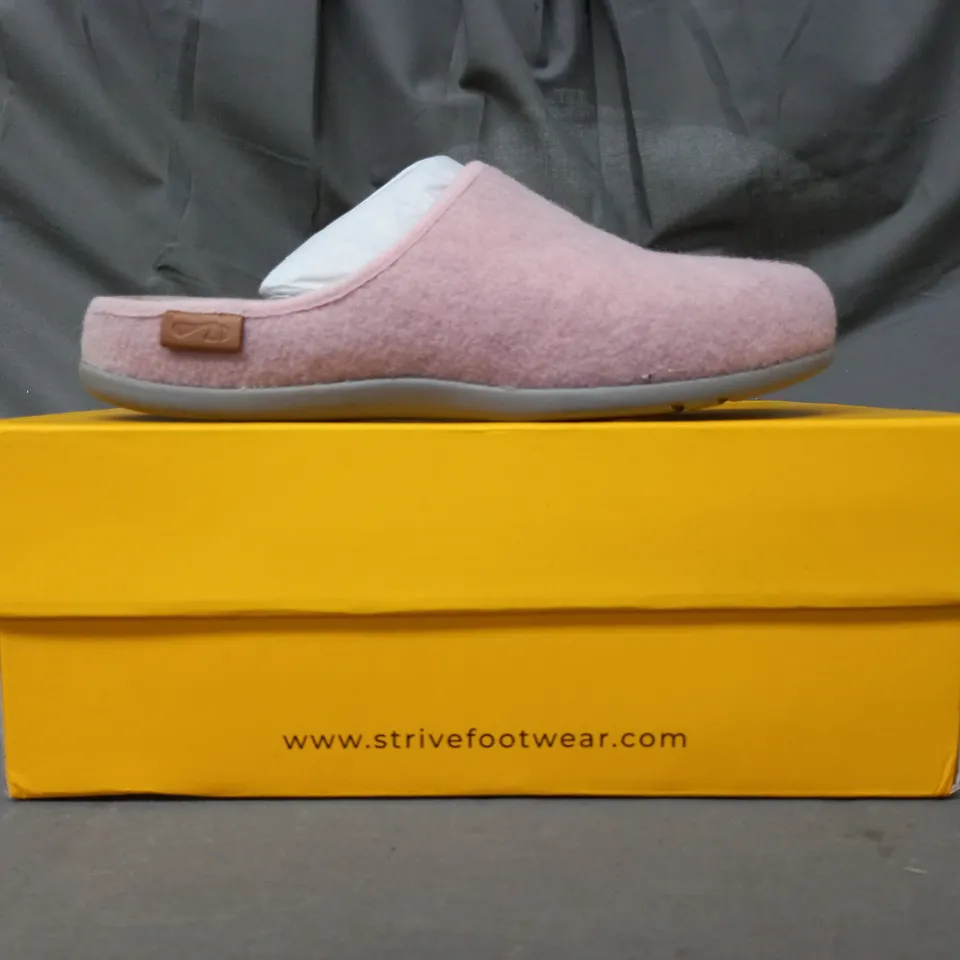 BOXED PAIR OF STRIVE SLIPPERS IN DUSTY PINK SIZE 3